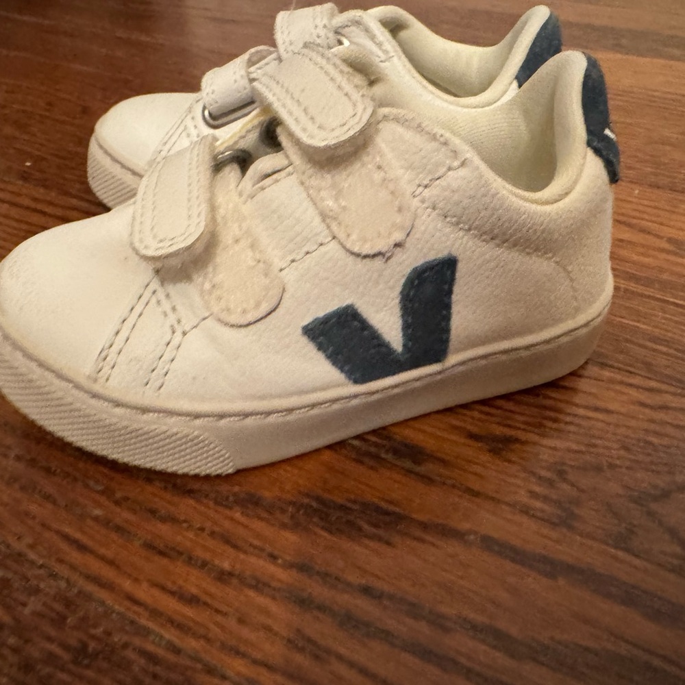 Toddler Veja’s with box